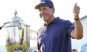 Phil Mickelson se stal díky triumfu na PGA championship nejstarším vítězem major turnaje v historii