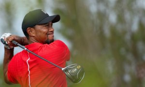 Woods nepředal trofej. Omezení od lékařů platí