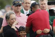 Ještě před týdnem společně na TGL hýřili úsměvy. Tiger Woods přišel o milovanou maminku